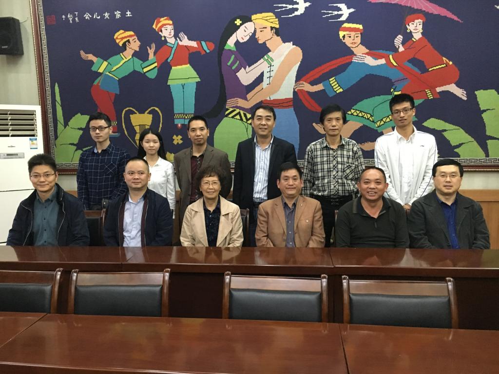 与湖北省恩施市扶贫等部门在一起